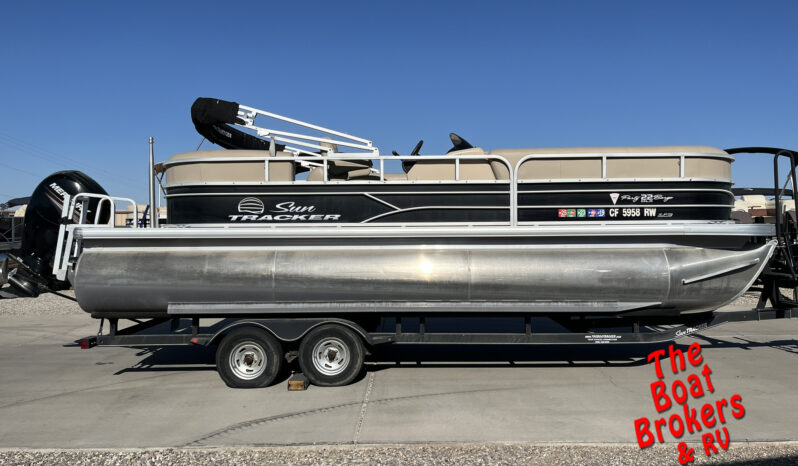 2017 SUN TRACKER PARTY BARGE 22 DLX TRI TOON