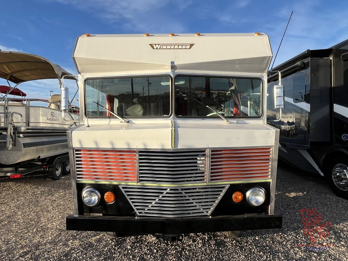 1972 Winnebago D18 photo 9