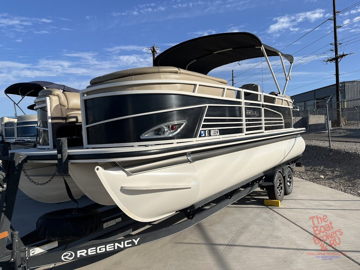 2018 Tracker Regency 220 photo 4