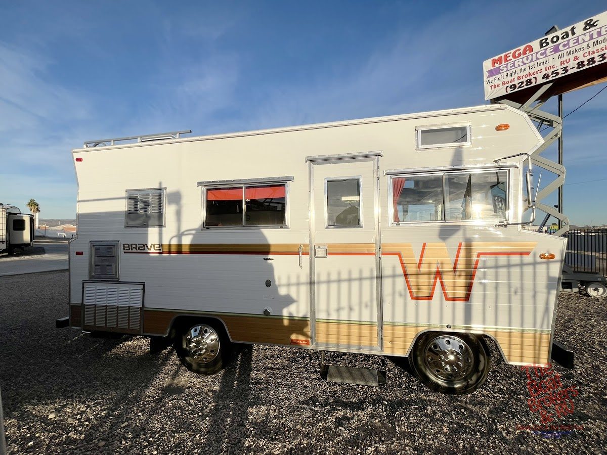 1972 Winnebago D18 photo 11