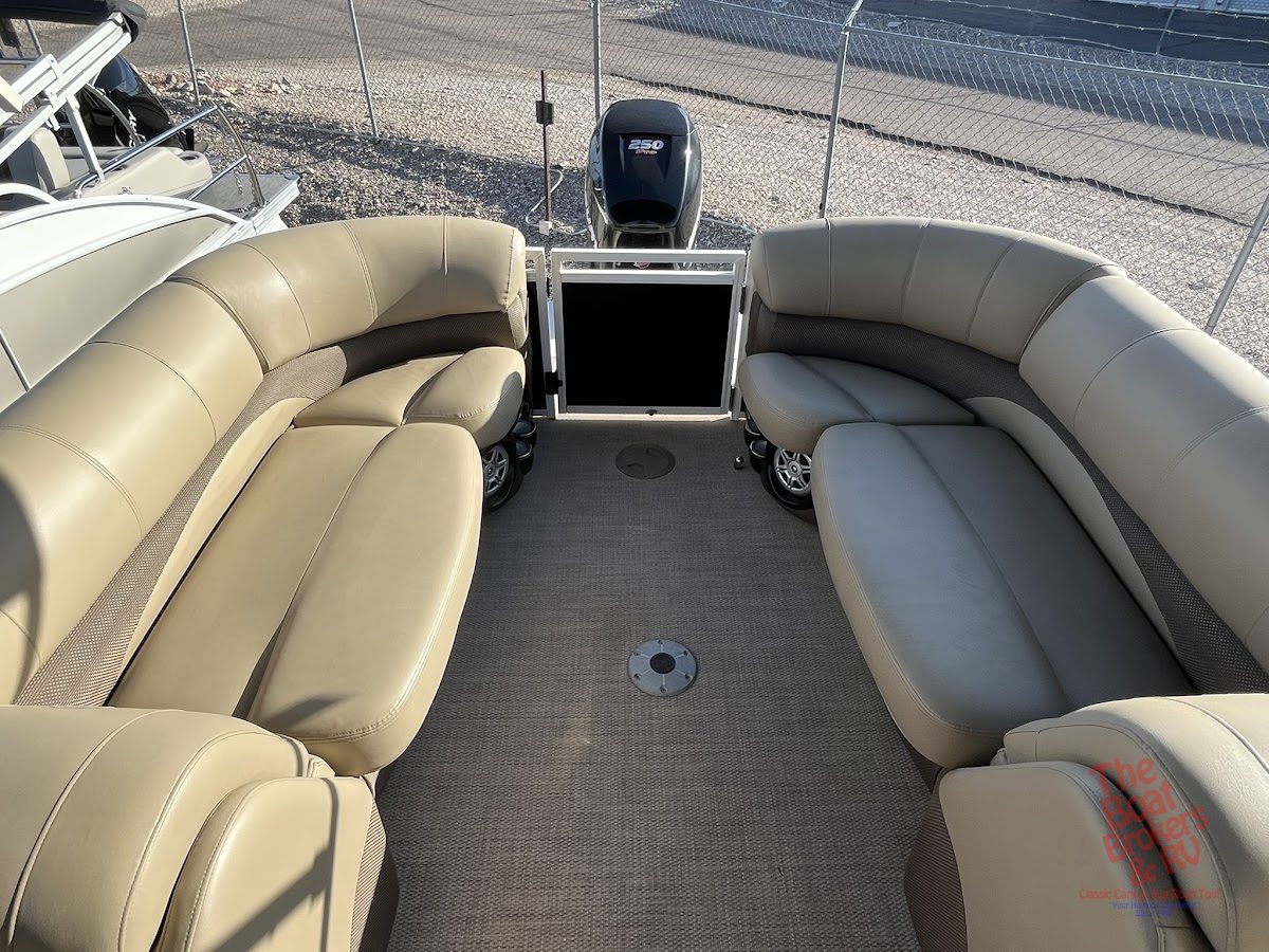 2018 Tracker Regency 220 photo 11