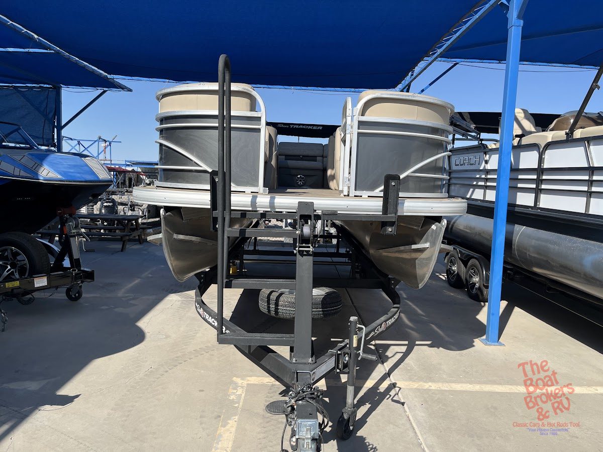 2023 Tracker 20 DLX Party Barge