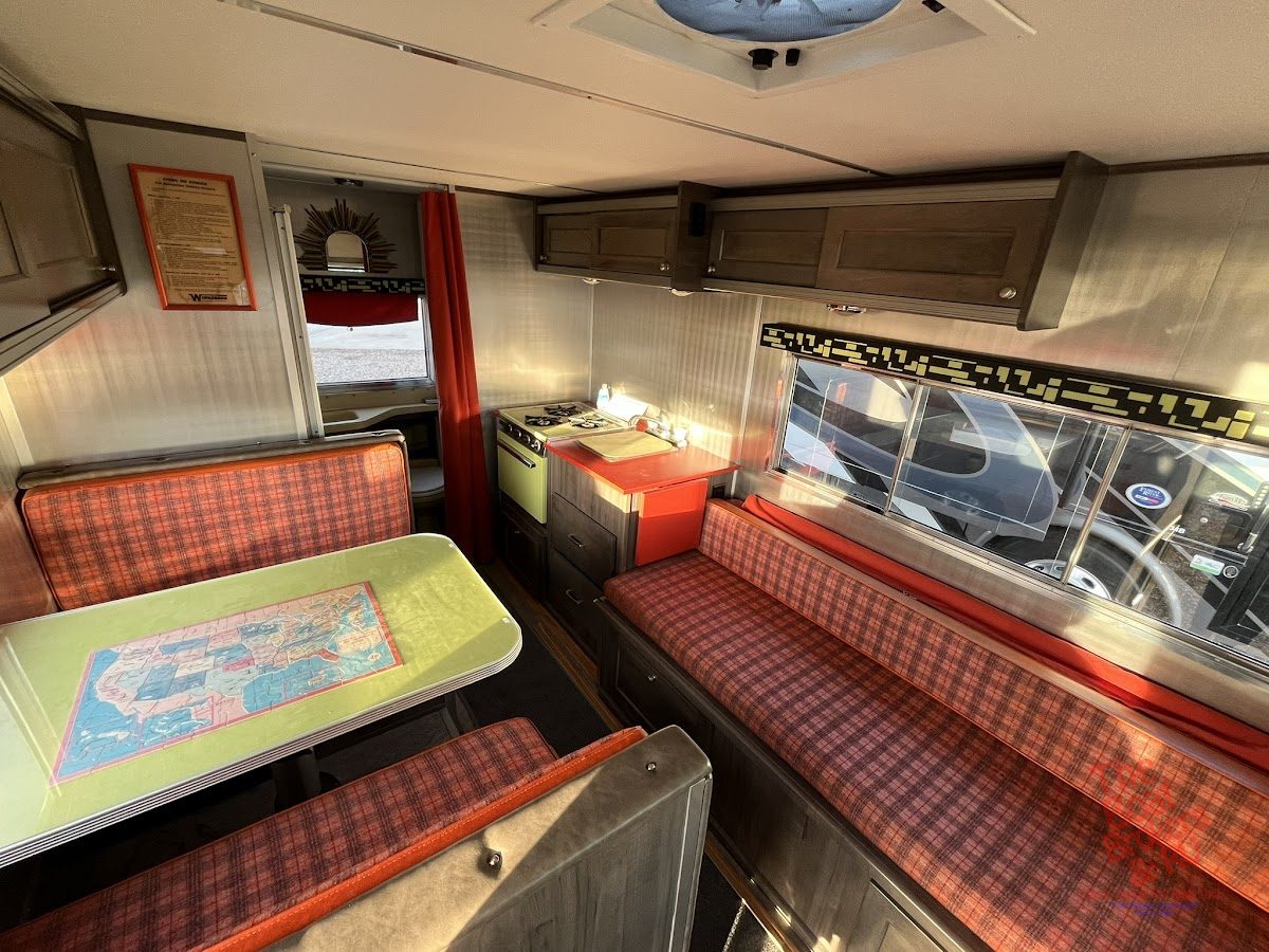 1972 Winnebago D18 photo 12