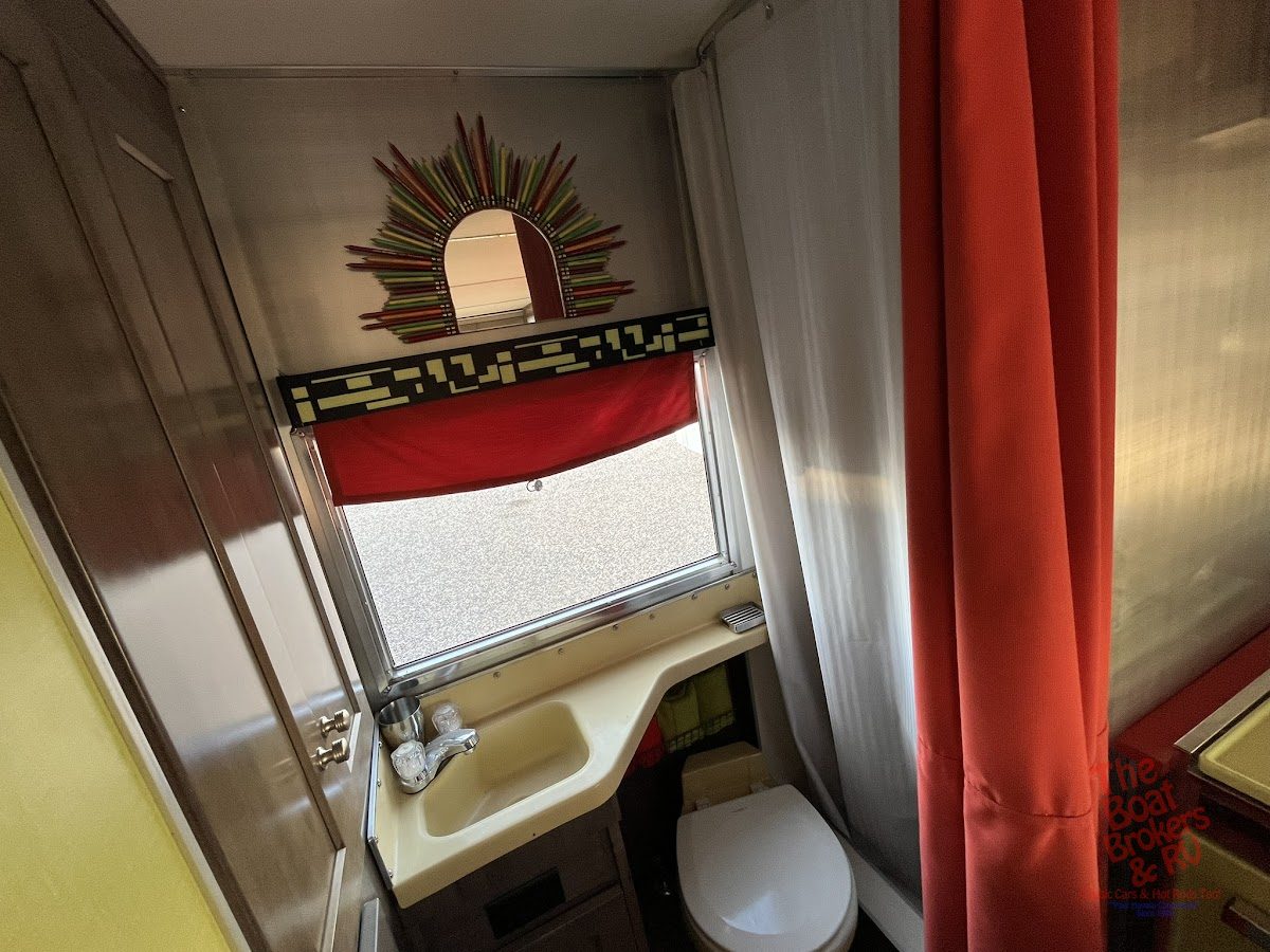 1972 Winnebago D18 photo 21