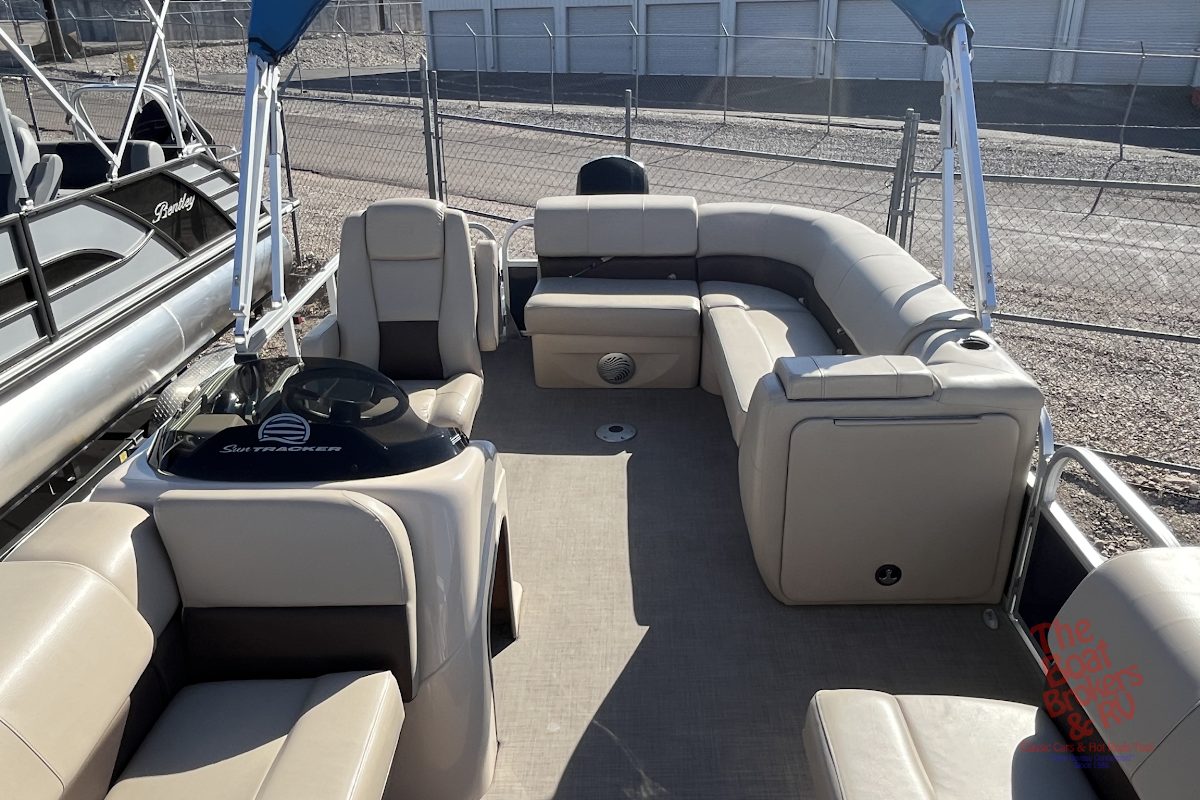 2019 Tracker Marine PARTY BARGE 20 DLX photo 8