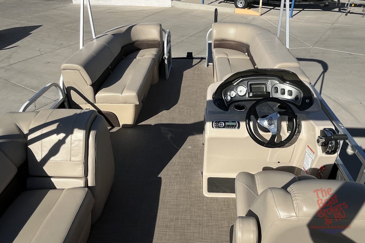 2019 Tracker Marine PARTY BARGE 20 DLX photo 12