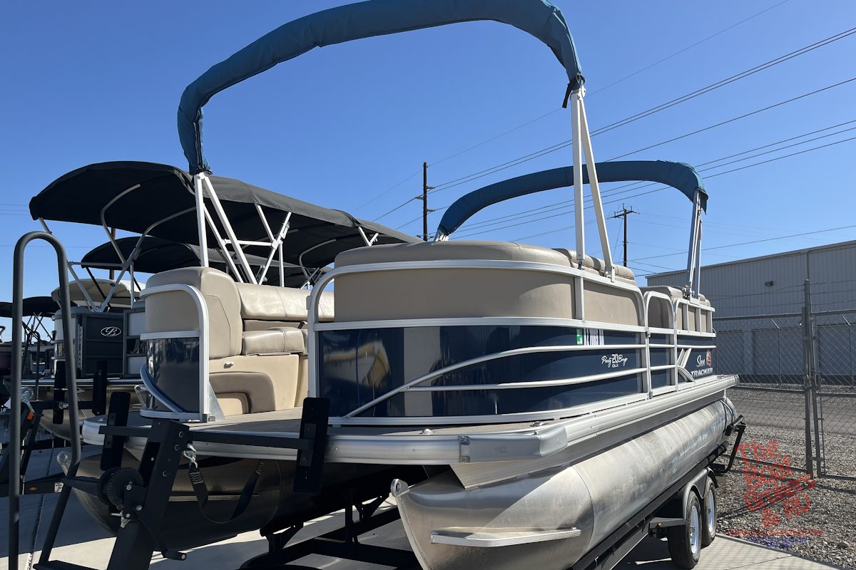 2019 Tracker Marine PARTY BARGE 20 DLX photo 2