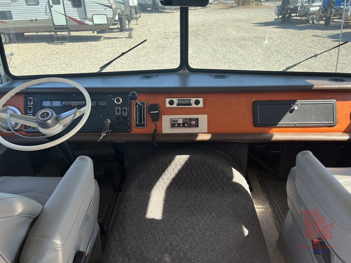 1972 Winnebago D18 photo 40
