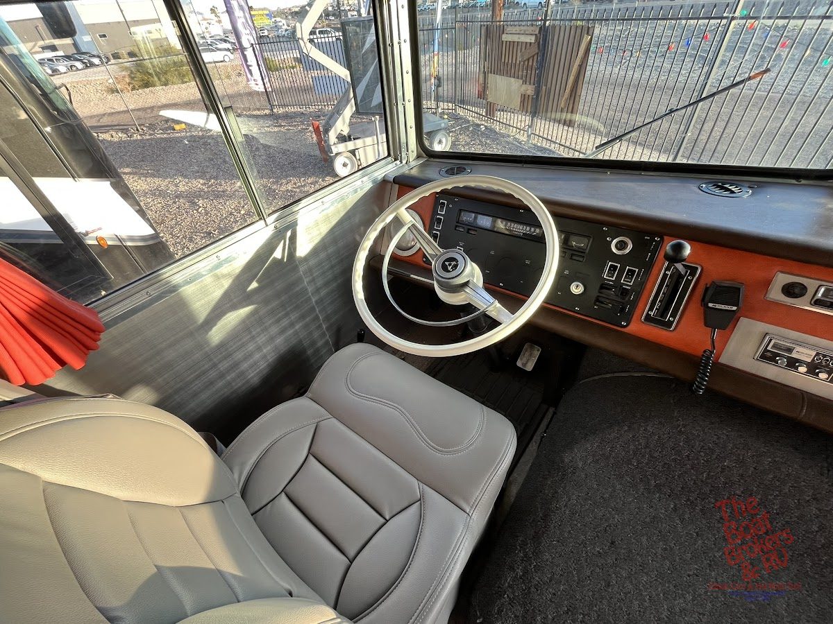 1972 Winnebago D18 photo 14