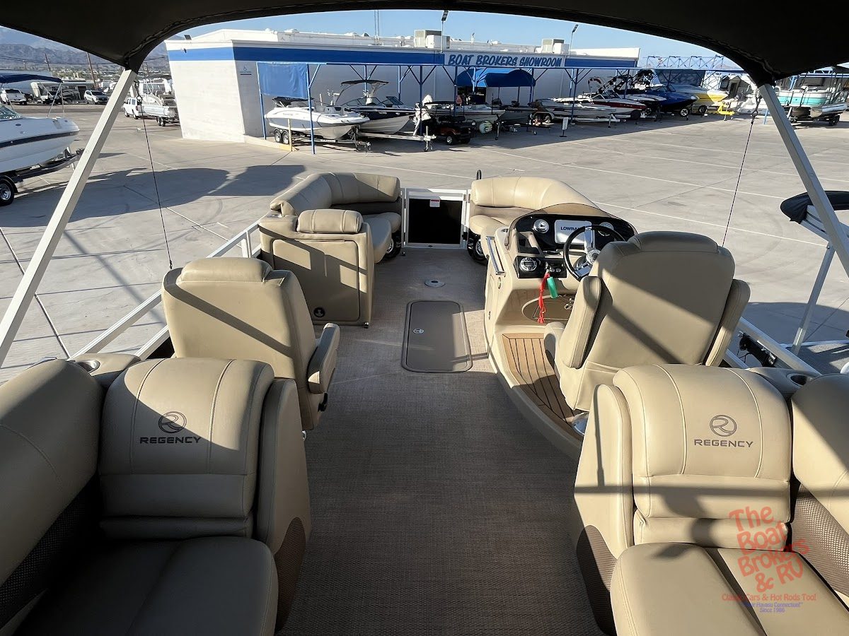 2018 Tracker Regency 220 photo 12