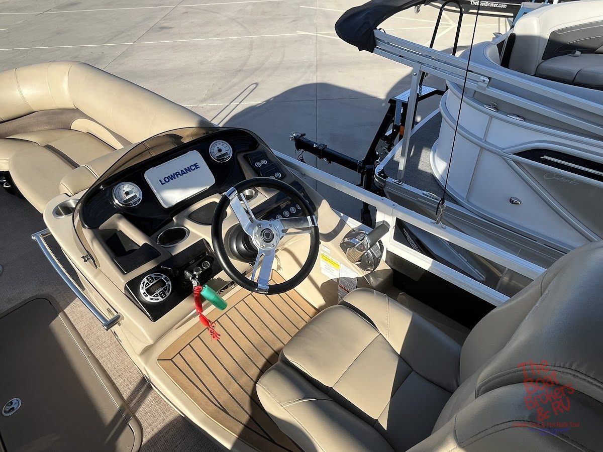 2018 Tracker Regency 220 photo 9