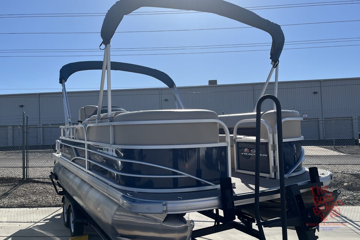 2019 Tracker Marine PARTY BARGE 20 DLX photo 4