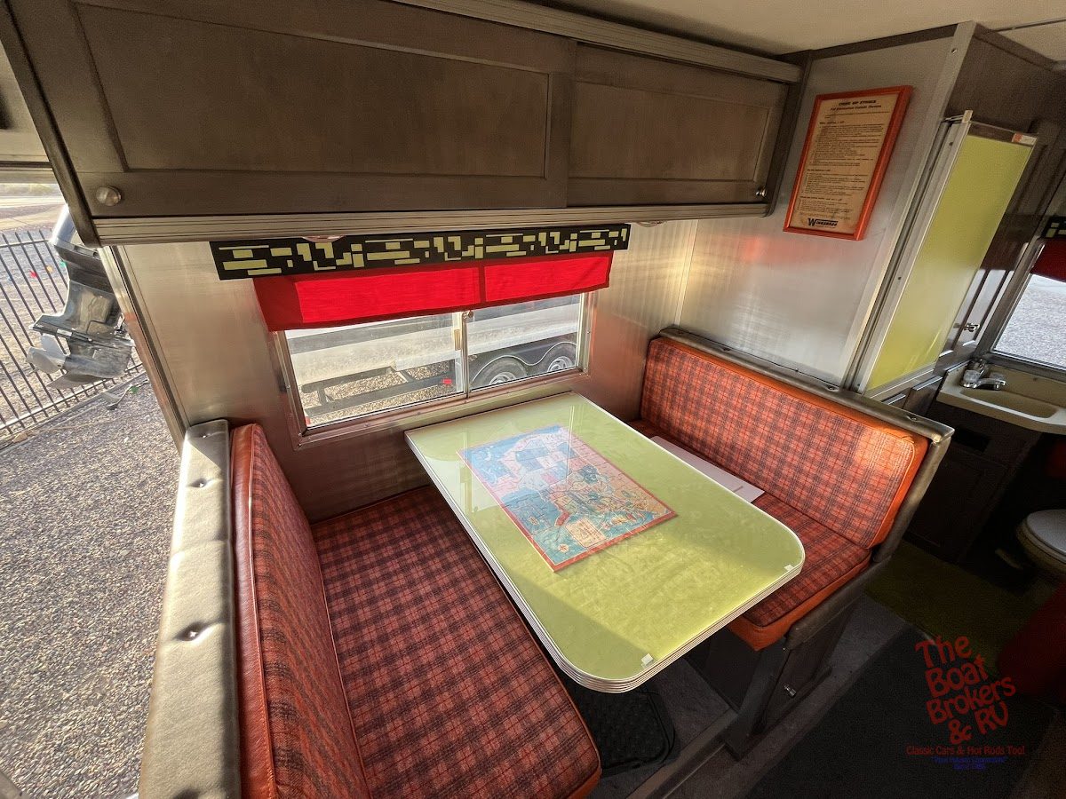 1972 Winnebago D18 photo 16