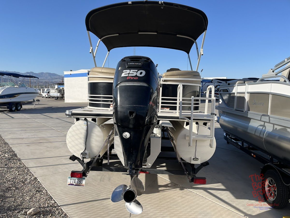 2018 Tracker Regency 220 photo 6