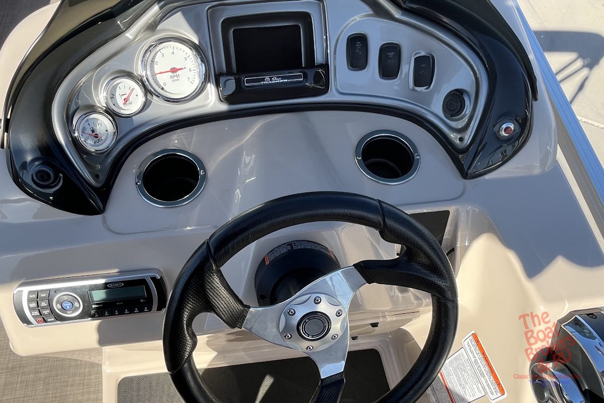 2019 Tracker Marine PARTY BARGE 20 DLX photo 10
