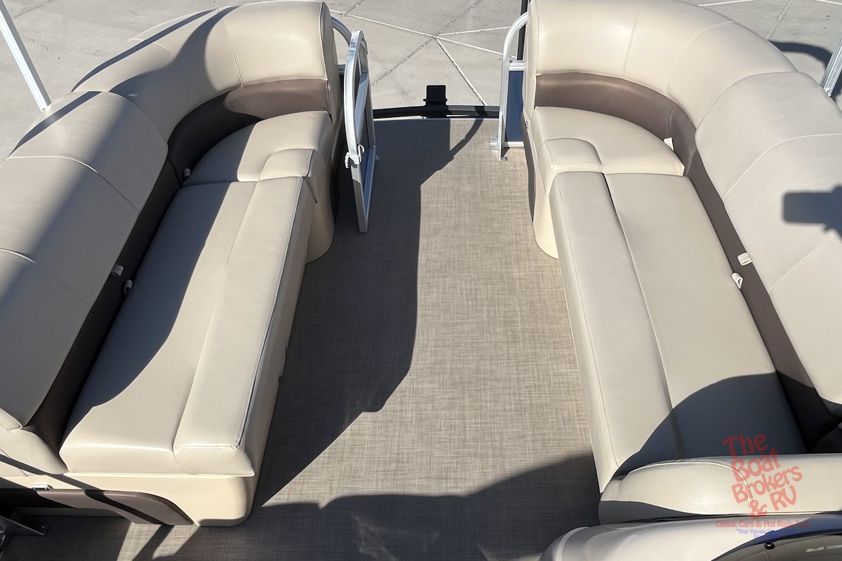 2019 Tracker Marine PARTY BARGE 20 DLX photo 13
