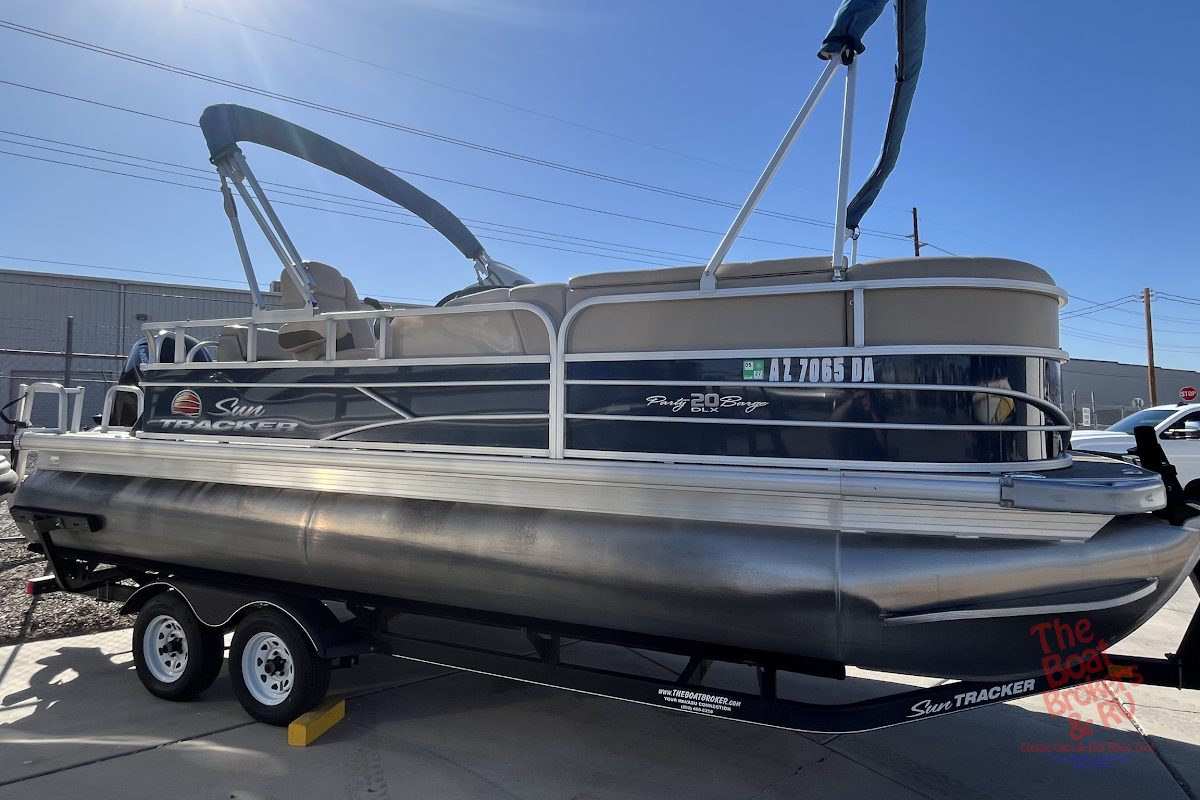 2019 Tracker Marine PARTY BARGE 20 DLX photo 5