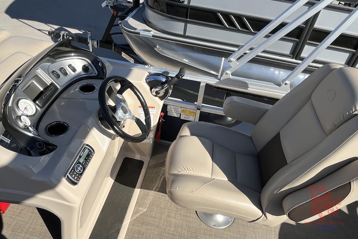 2019 Tracker Marine PARTY BARGE 20 DLX photo 9
