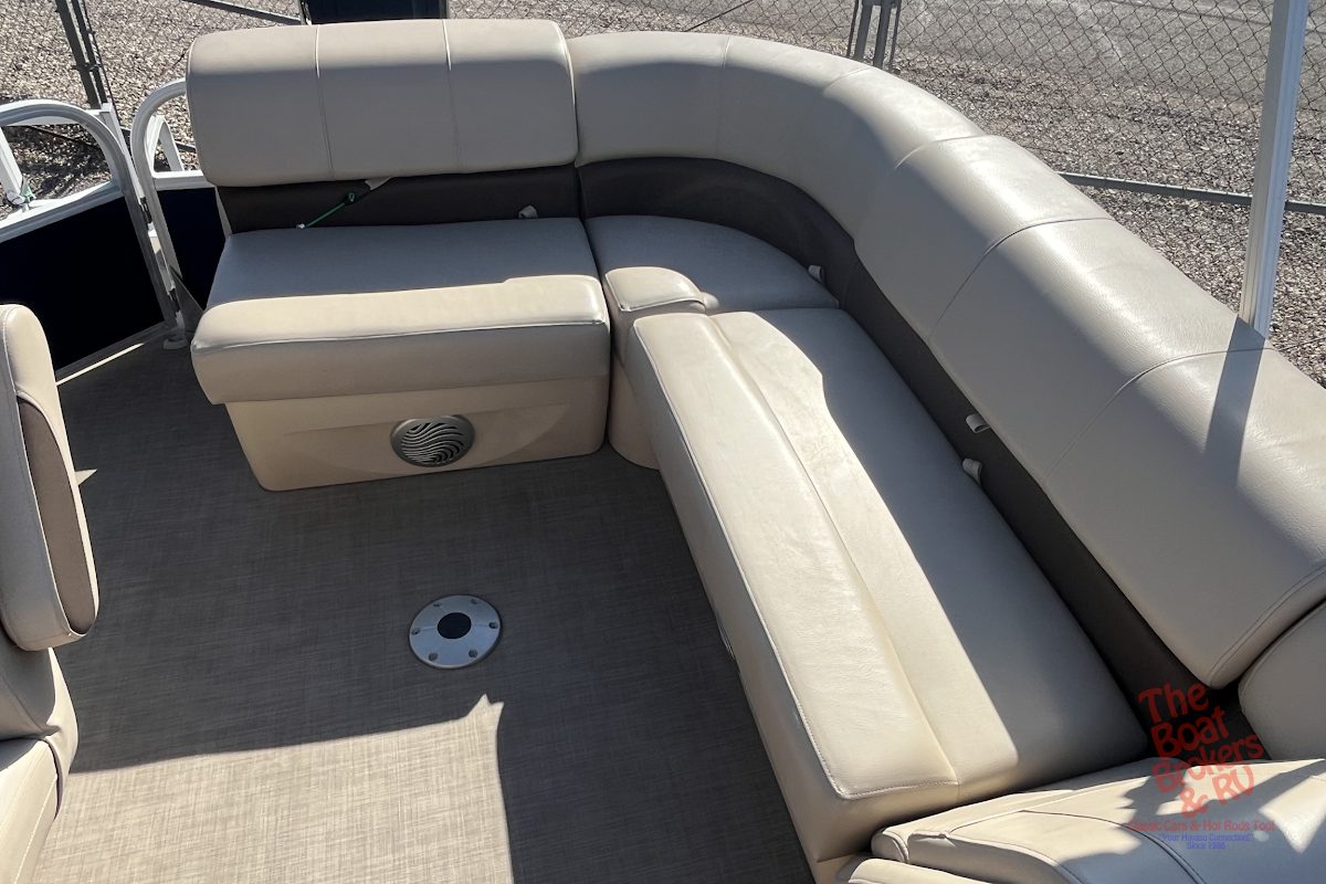 2019 Tracker Marine PARTY BARGE 20 DLX photo 11