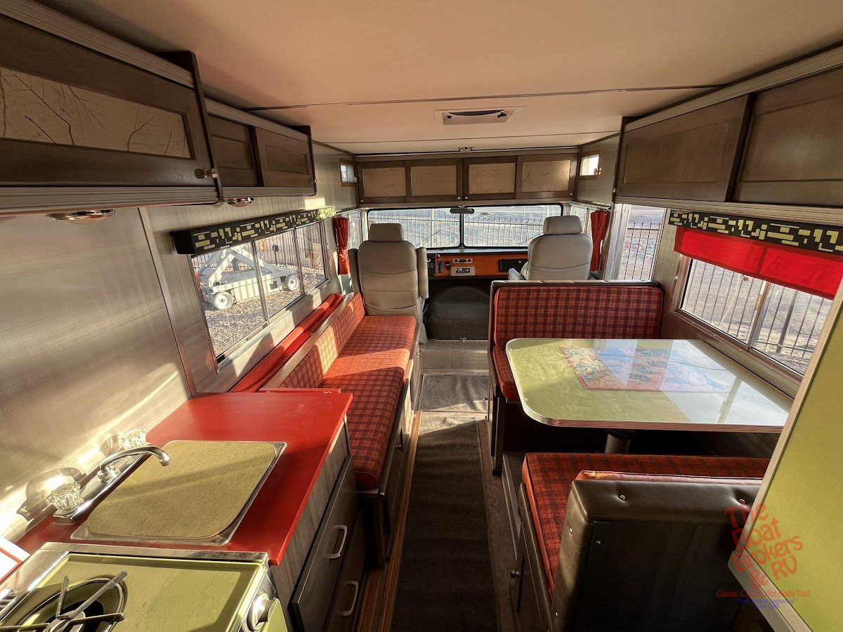 1972 Winnebago D18 photo 24