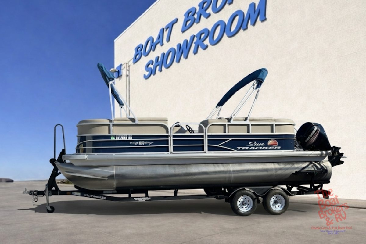2019 TRACKER MARINE PARTY BARGE 20 DLX